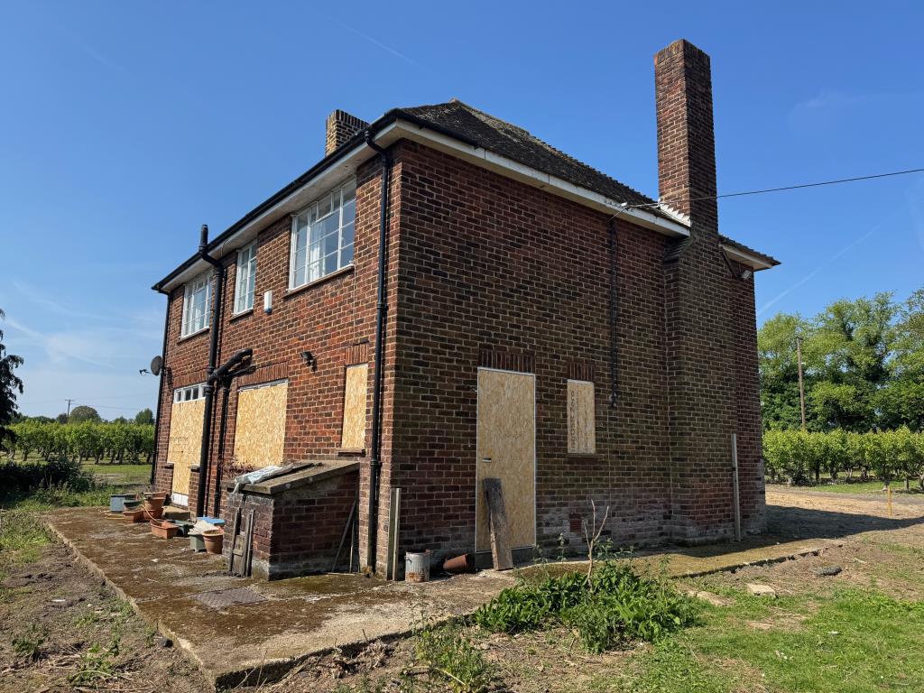 Lot: 8 - DETACHED FARMHOUSE FOR IMPROVEMENT - Rear and side of property